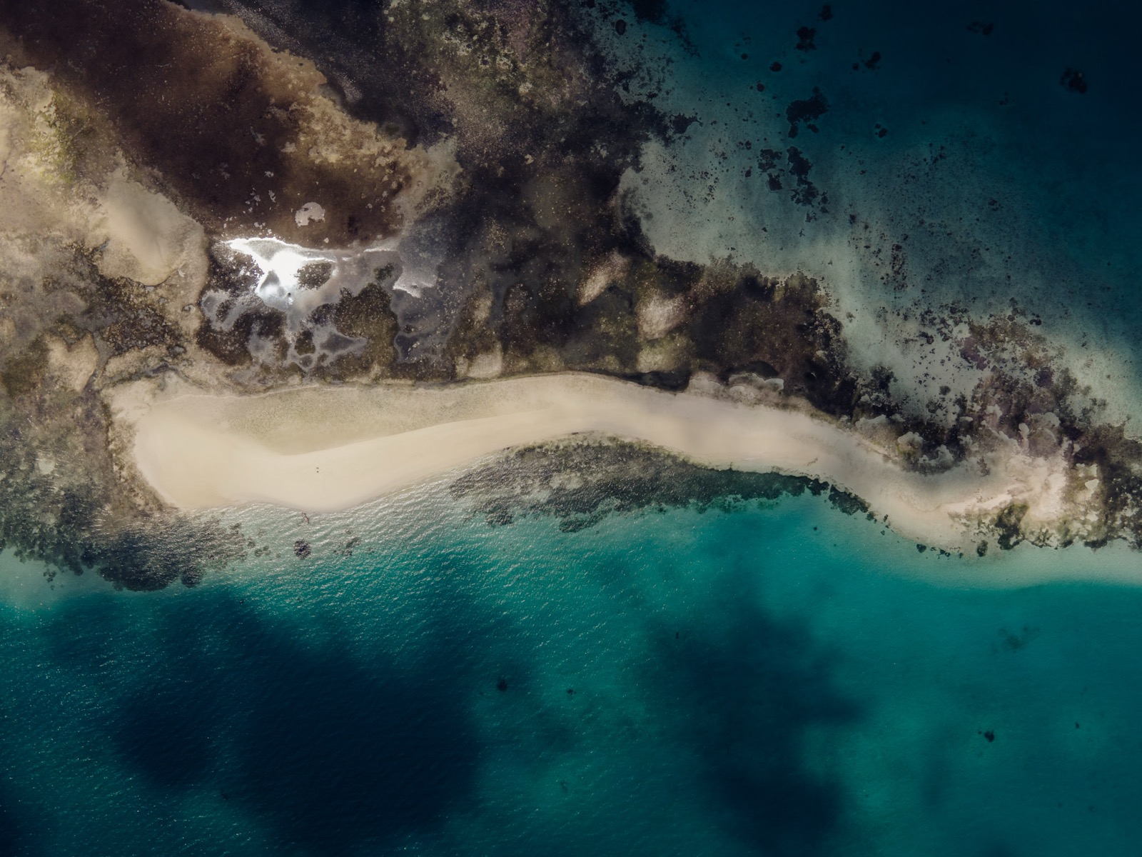 Nordküste Sansibar — Kendwa Beach mit breitem weißem Sand und klarem Wasser