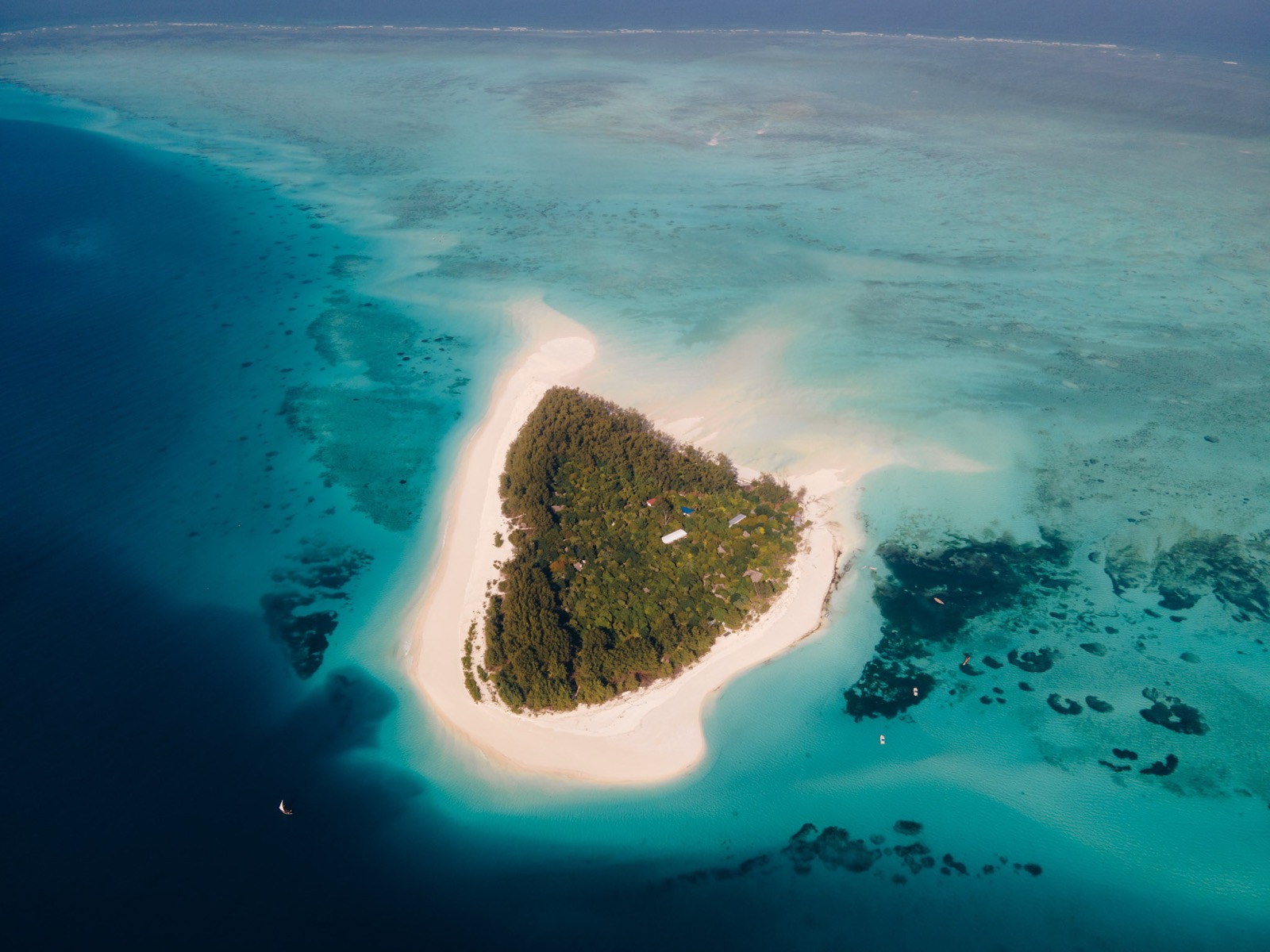 Luftaufnahme der Mchanga-Sandbank an Sansibars Ostküste bei Ebbe — türkisfarbenes Indisches Ozean, weißer Sand, Fischerdhows