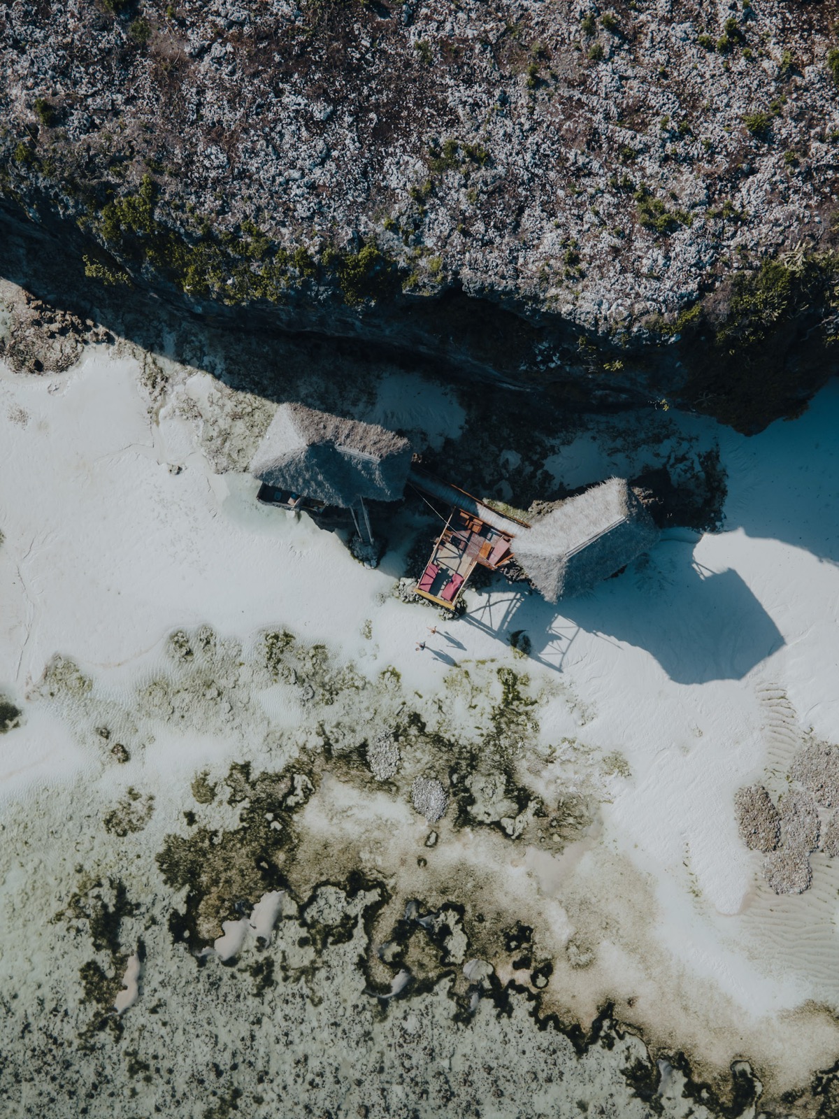 Sansibar Flitterwochen — türkisblaues Wasser und weißer Strand von oben